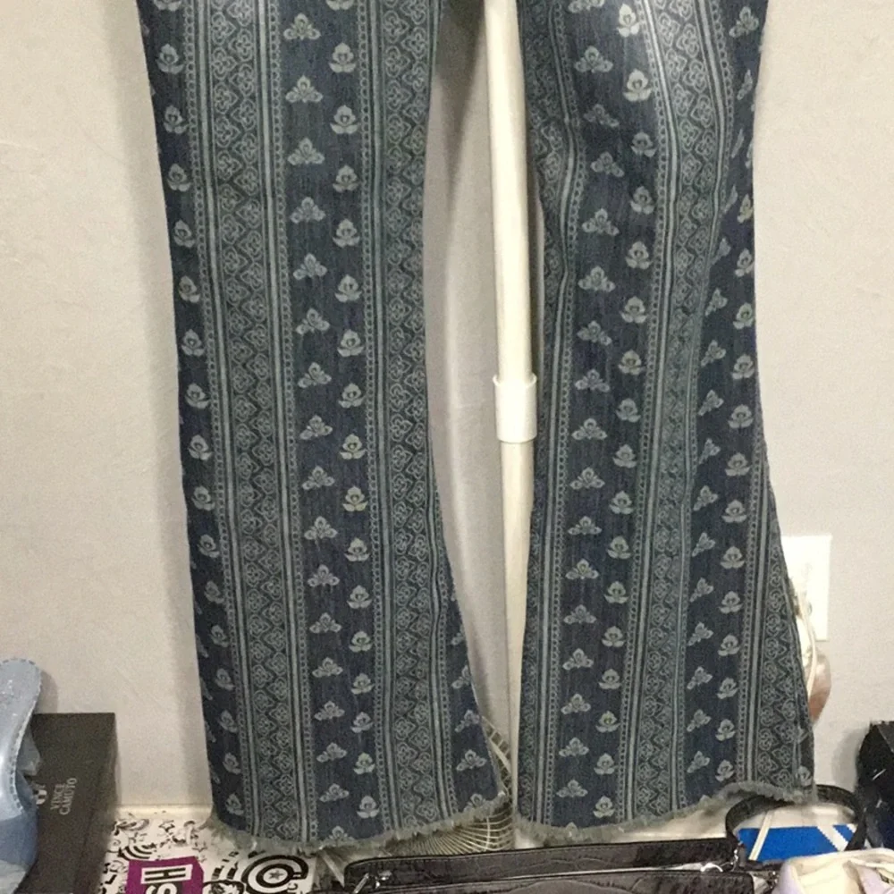 Flair Bottom Jeans - Picture 5 of 5